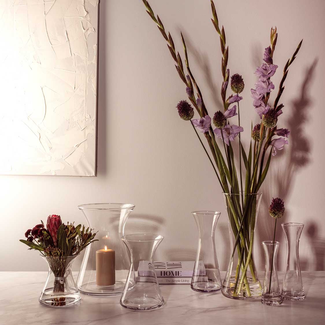 Vase GIA 30 cm mit Wildblumen in Dekoszenerie auf Tisch