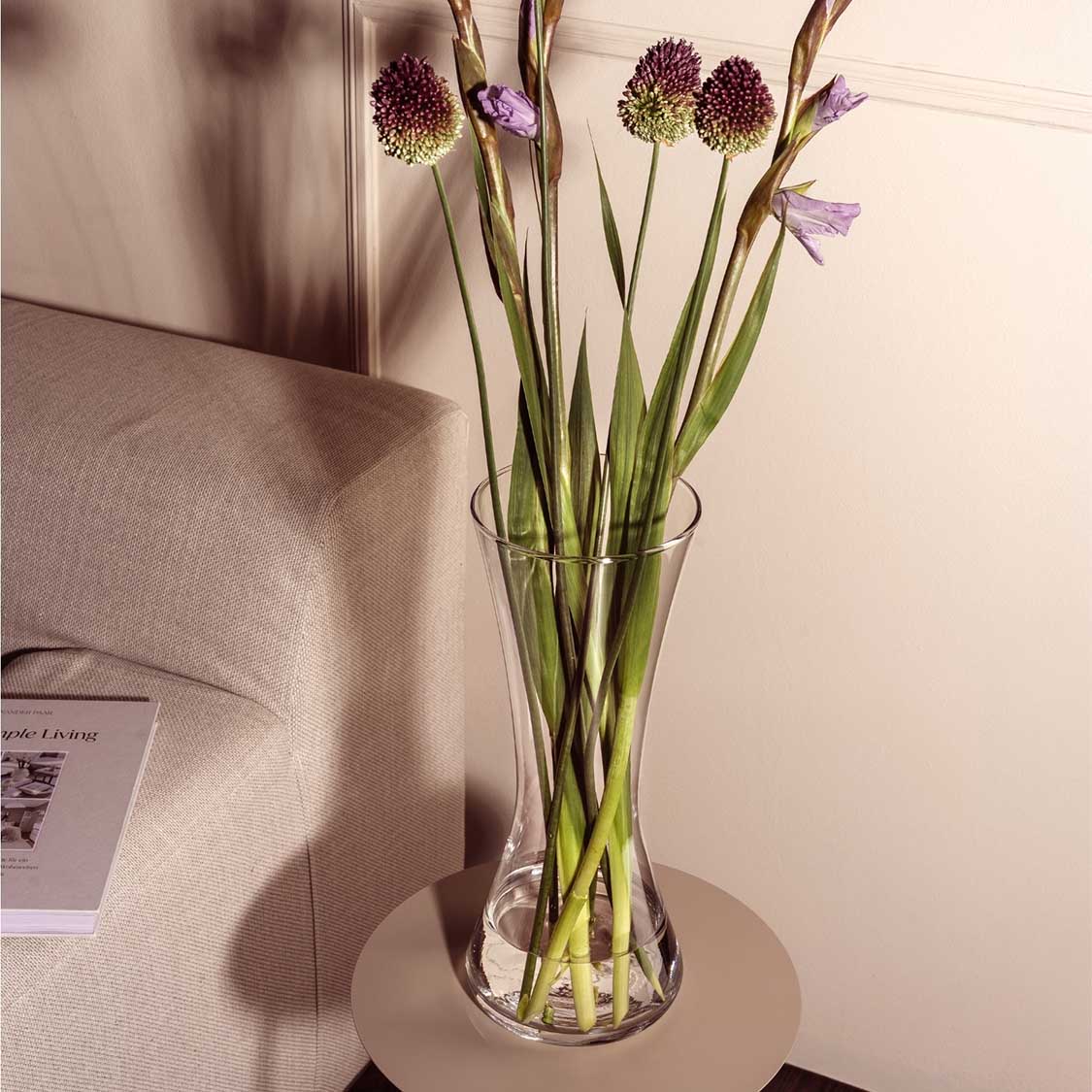 Vase GIA 36 cm mit lila Blüten in Wohnraum