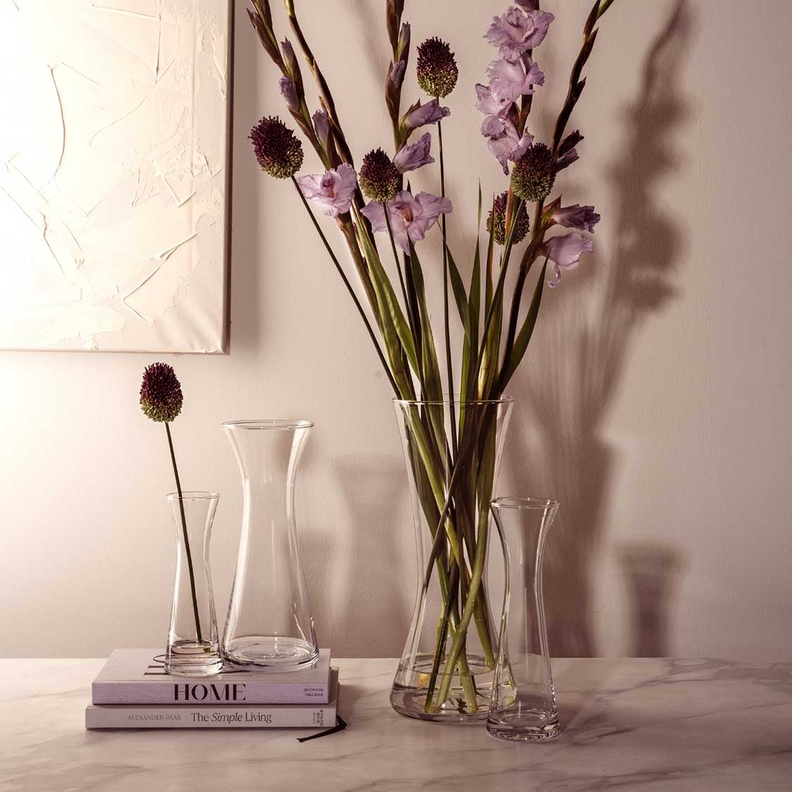 Vase GIA 36 cm mit Blumenstrauss in Wohnzimmer-Stillleben