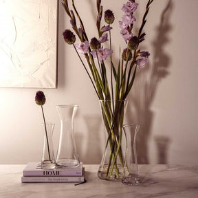 Vase GIA 36 cm mit Blumenstrauss in Wohnzimmer-Stillleben