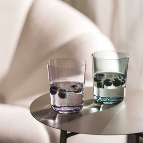 Zwei Trinkgläser LEGGERO mit Wasser und Eiswürfeln auf rundem Tisch, helles Tageslicht