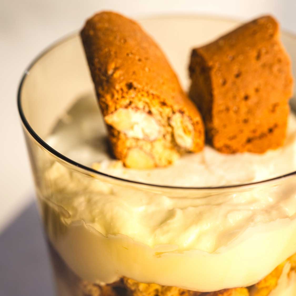 Trinkglas LEGGERO mit Dessert und Keksen gefüllt, Detailaufnahme