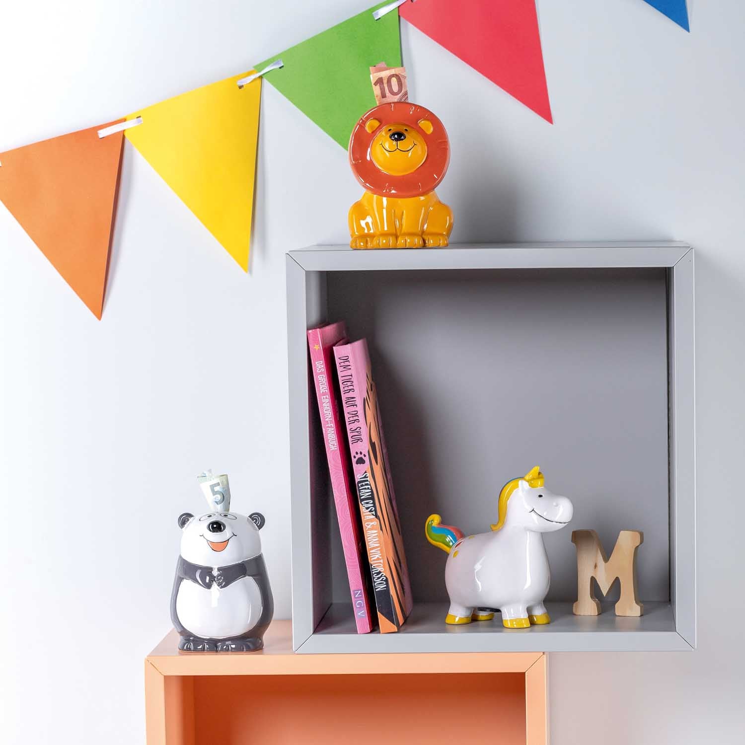 Spardose BAMBINI Löwe in Kinderzimmer-Regal mit Büchern und Spielzeugen