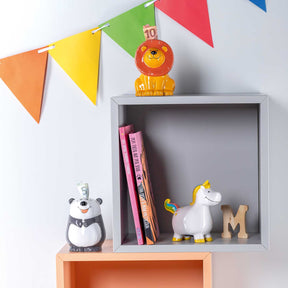 Spardose BAMBINI Löwe in Kinderzimmer-Regal mit Büchern und Spielzeugen