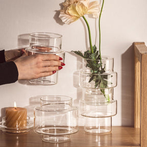 Dose PER TUTTO in Wohnraum mit Blume, Kerze und Hand mit rotem Nagellack