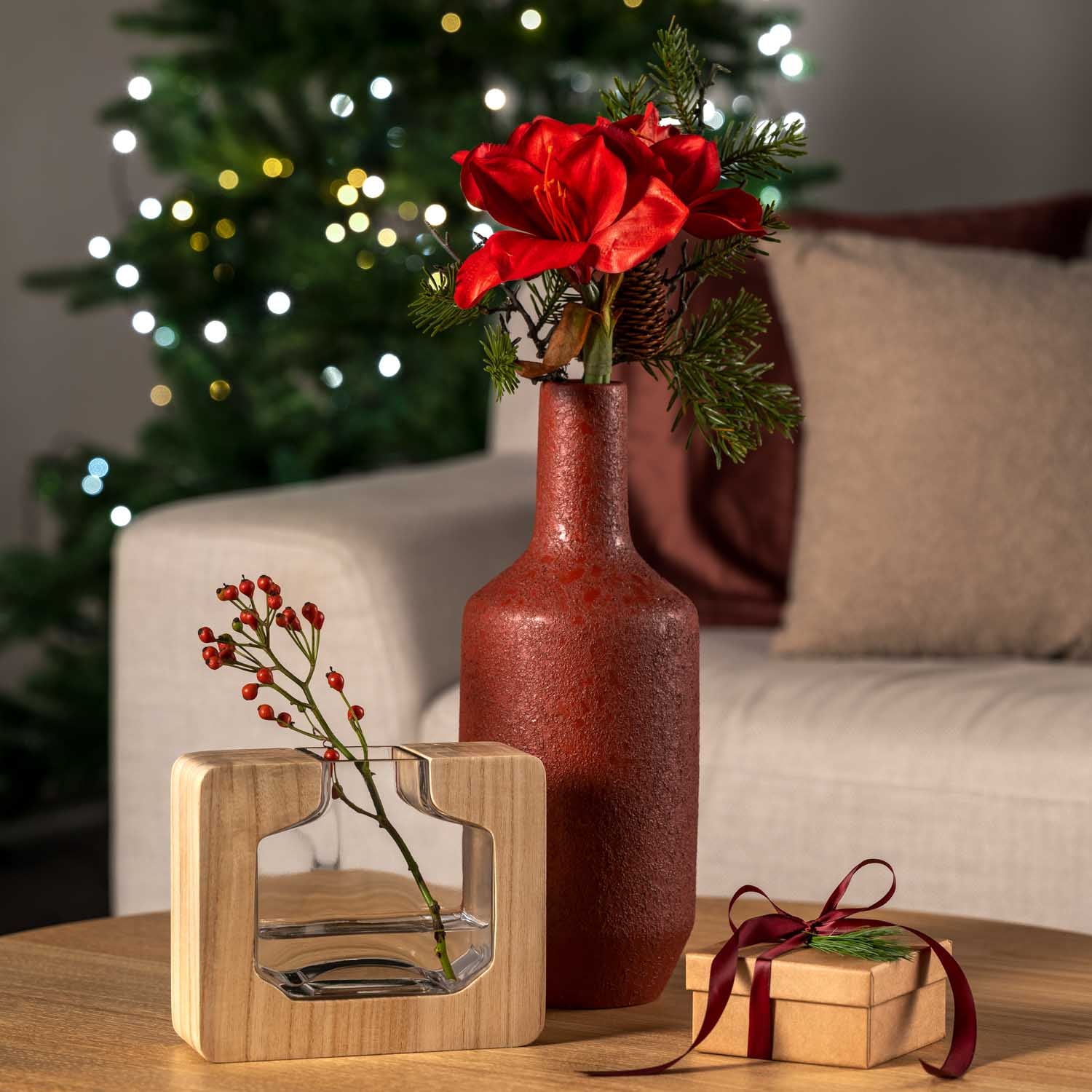 Holzvase AUTENTICO mit roter Blume in weihnachtlicher Wohnzimmerumgebung