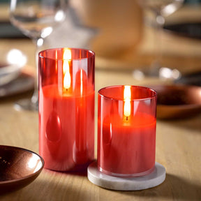 Zwei rote LED Kerzen auf gedecktem Tisch mit Besteck und Gläsern