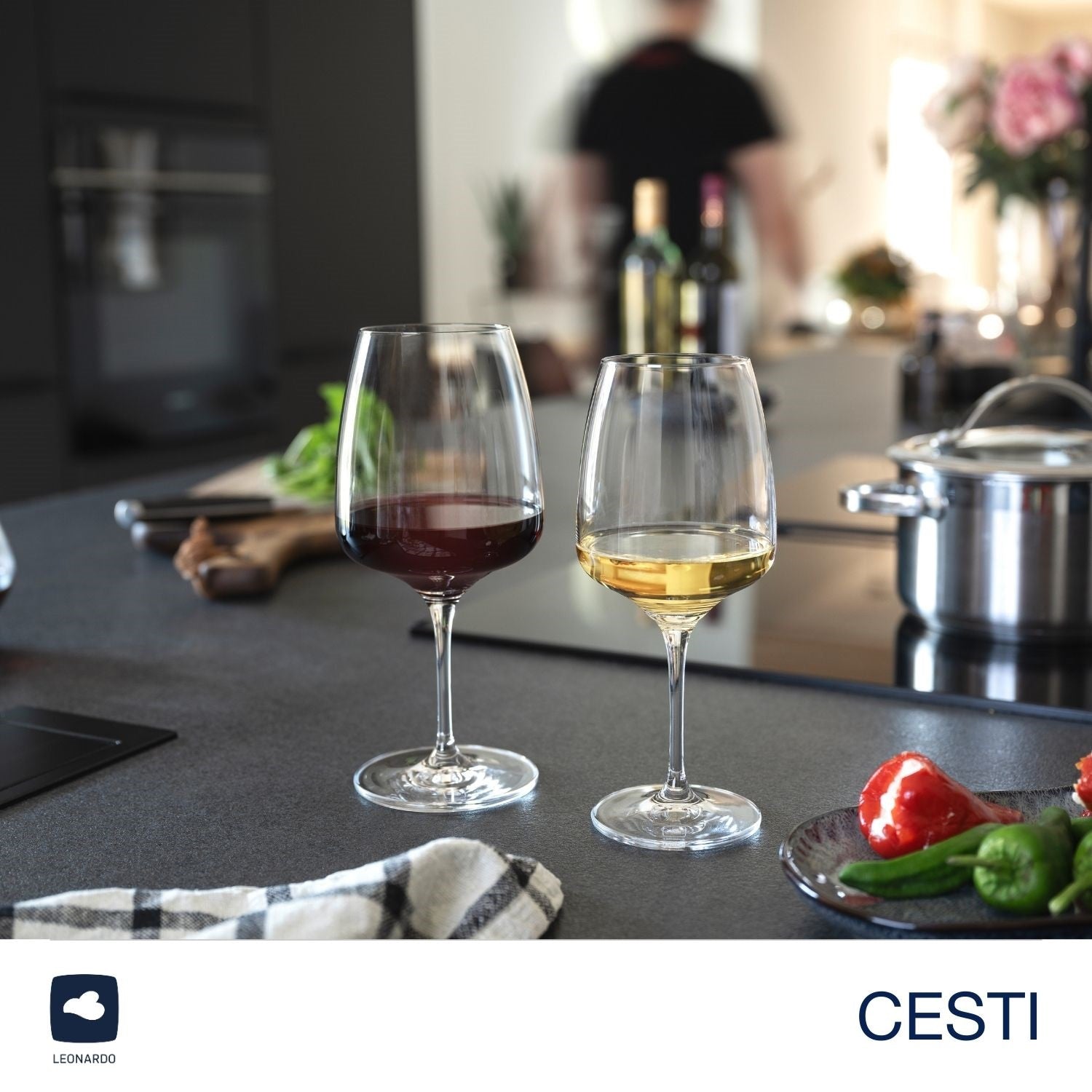 Rieslinggläser CESTI mit Rotwein und Weißwein auf Küchentheke gedeckt