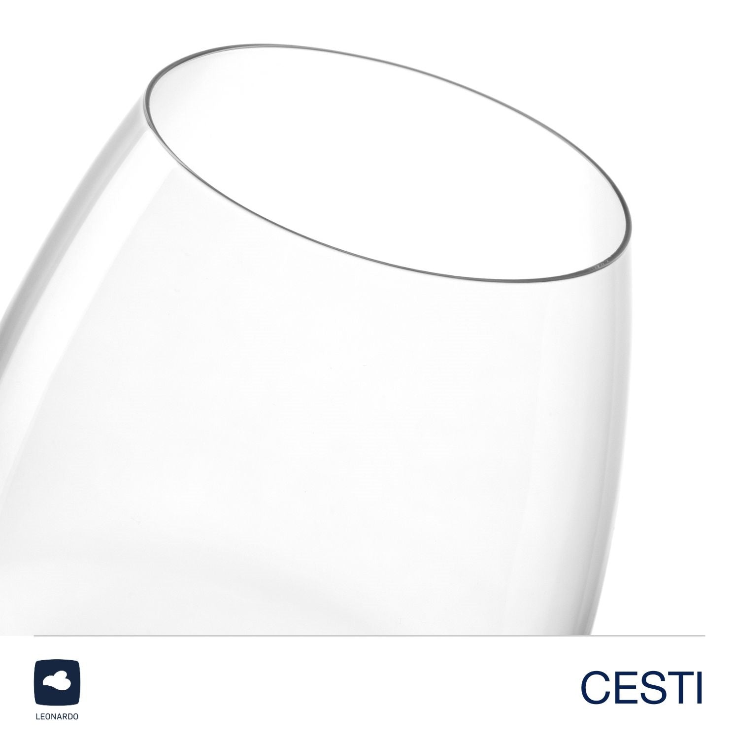 Leeres Trinkglas CESTI aus Glas, schräg fotografiert