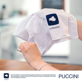 Hand hält Weißweinglas PUCCINI mit Poliertuch und Leonardo-Logo