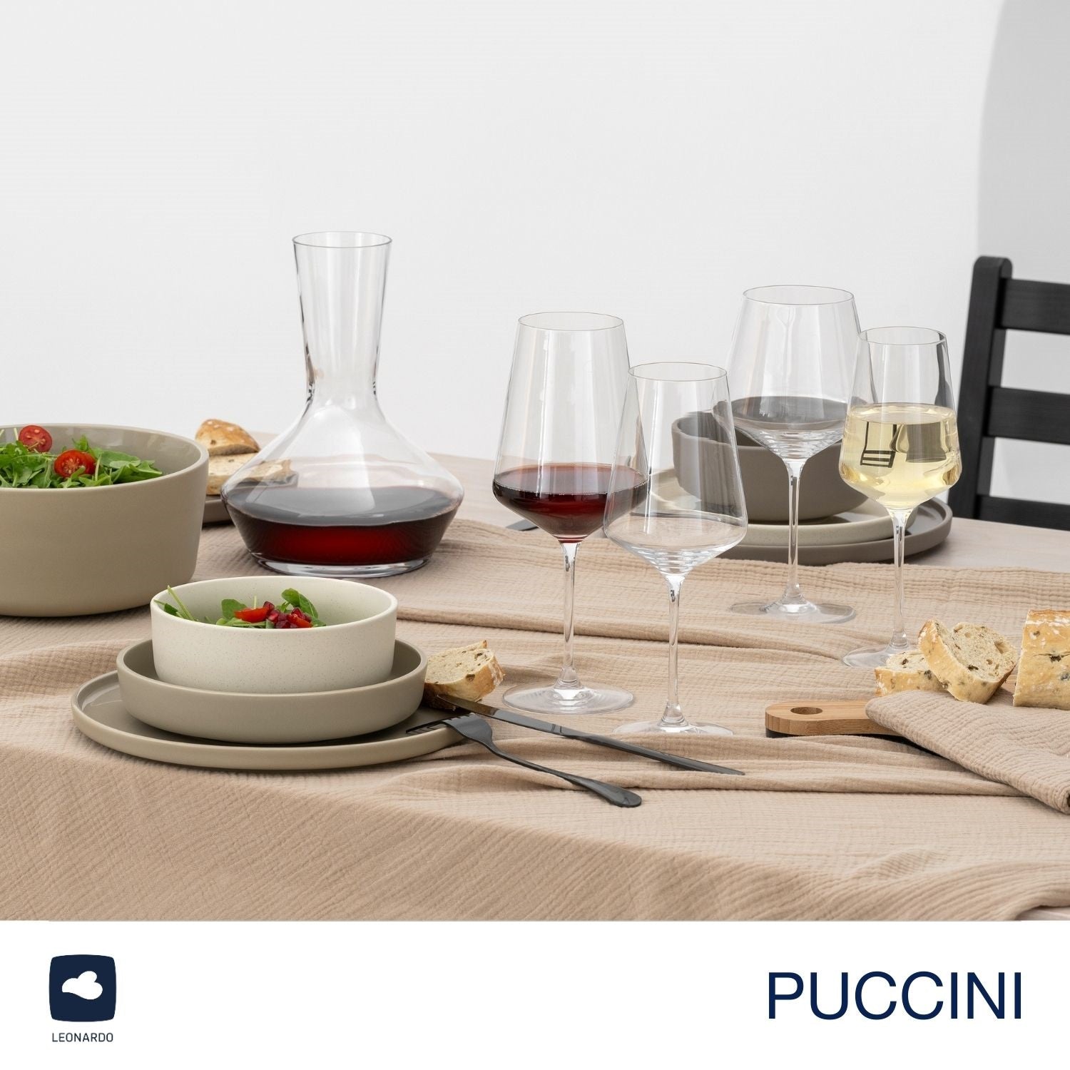 Gedeckter Tisch mit Weißweinglaeser PUCCINI, Rotweinglas, Salat, Broetchen und Besteck
