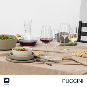 Gedeckter Tisch mit Weißweinglaeser PUCCINI, Rotweinglas, Salat, Broetchen und Besteck