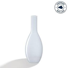 Weiße Vase BEAUTY vor neutralem Hintergrund mit Schatten