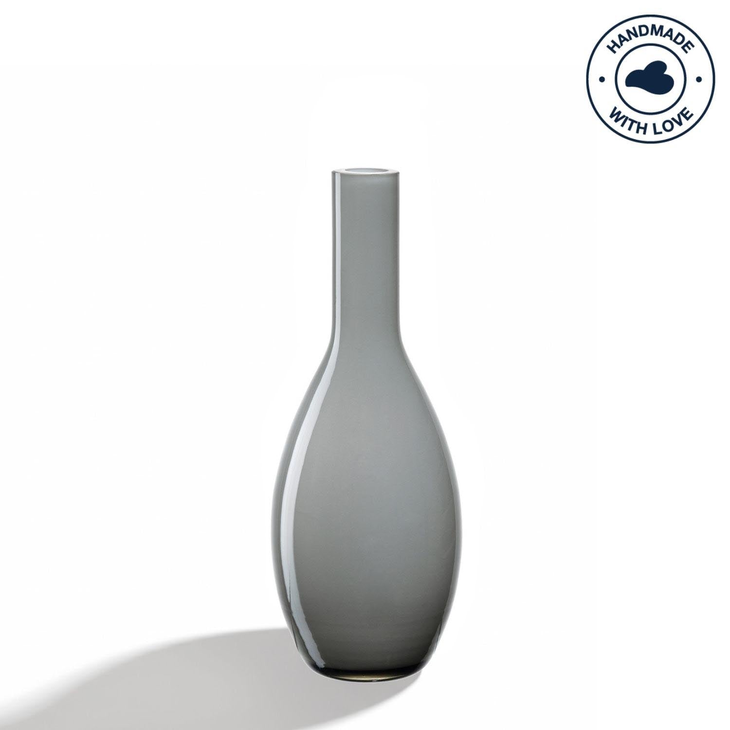 Graue Vase BEAUTY 18 cm, schlank, bauchig, auf weißer Oberfläche