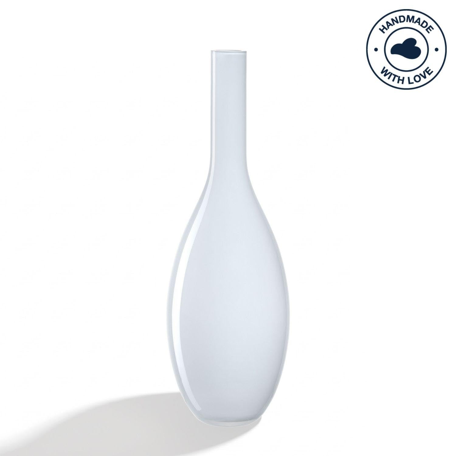 Weiße Vase BEAUTY mit schmalem Hals vor hellem Hintergrund