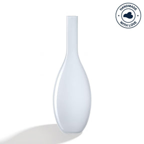 Weiße Vase BEAUTY mit schmalem Hals vor hellem Hintergrund
