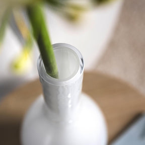 Vase BEAUTY 39 cm weiß mit grünem Stiel in Vase, Nahaufnahme der Öffnung