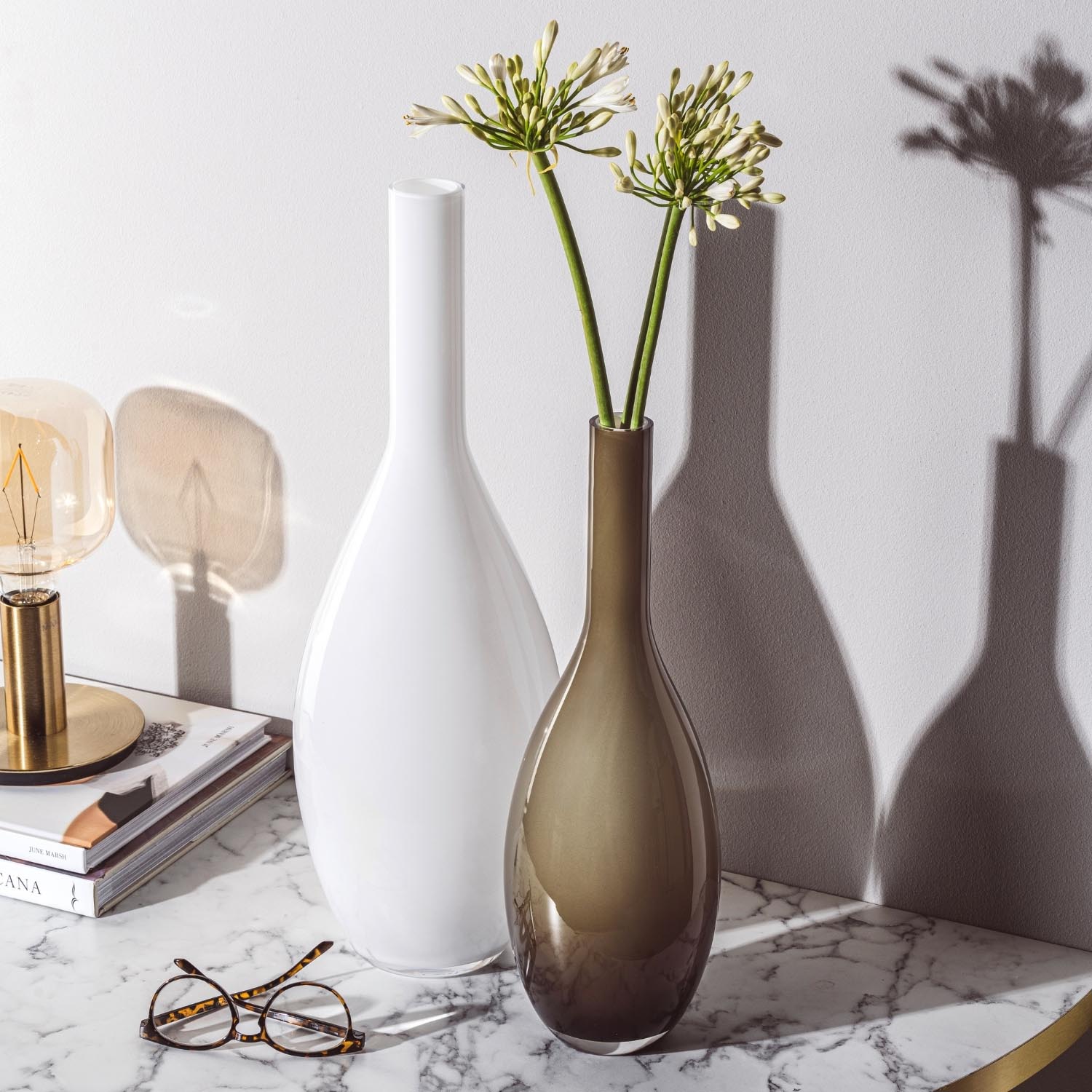 Vase BEAUTY braun mit Blüten in stilisiertem Wohnraum neben weißer Vase