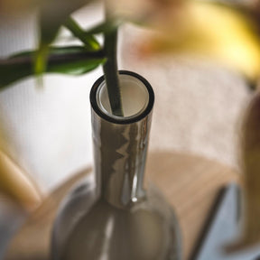 Vase BEAUTY mit grünem Stiel und schwarzem Ring, Detailaufnahme der Öffnung