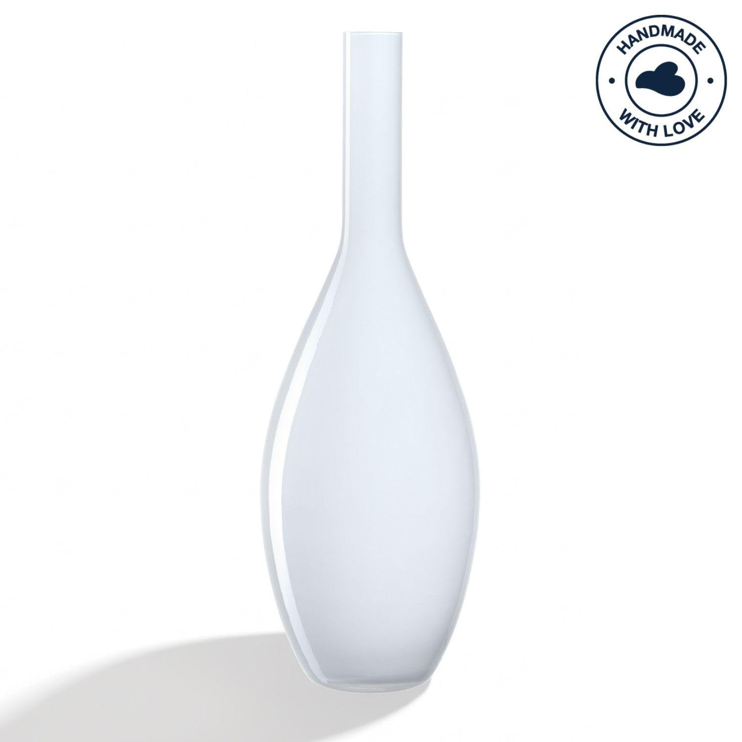 Weiße Vase BEAUTY mit birnenförmiger Silhouette vor weißem Hintergrund