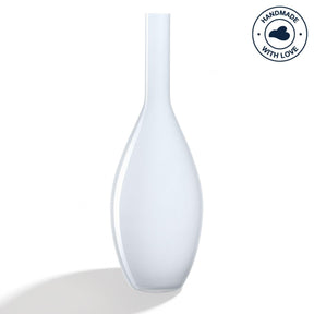 Weiße Vase BEAUTY mit birnenförmiger Silhouette vor weißem Hintergrund