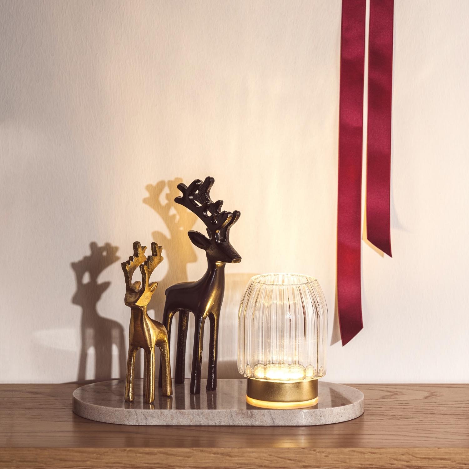 Hirsch RIPOSO in Gold mit Glaslicht und Dekofiguren auf Tablett