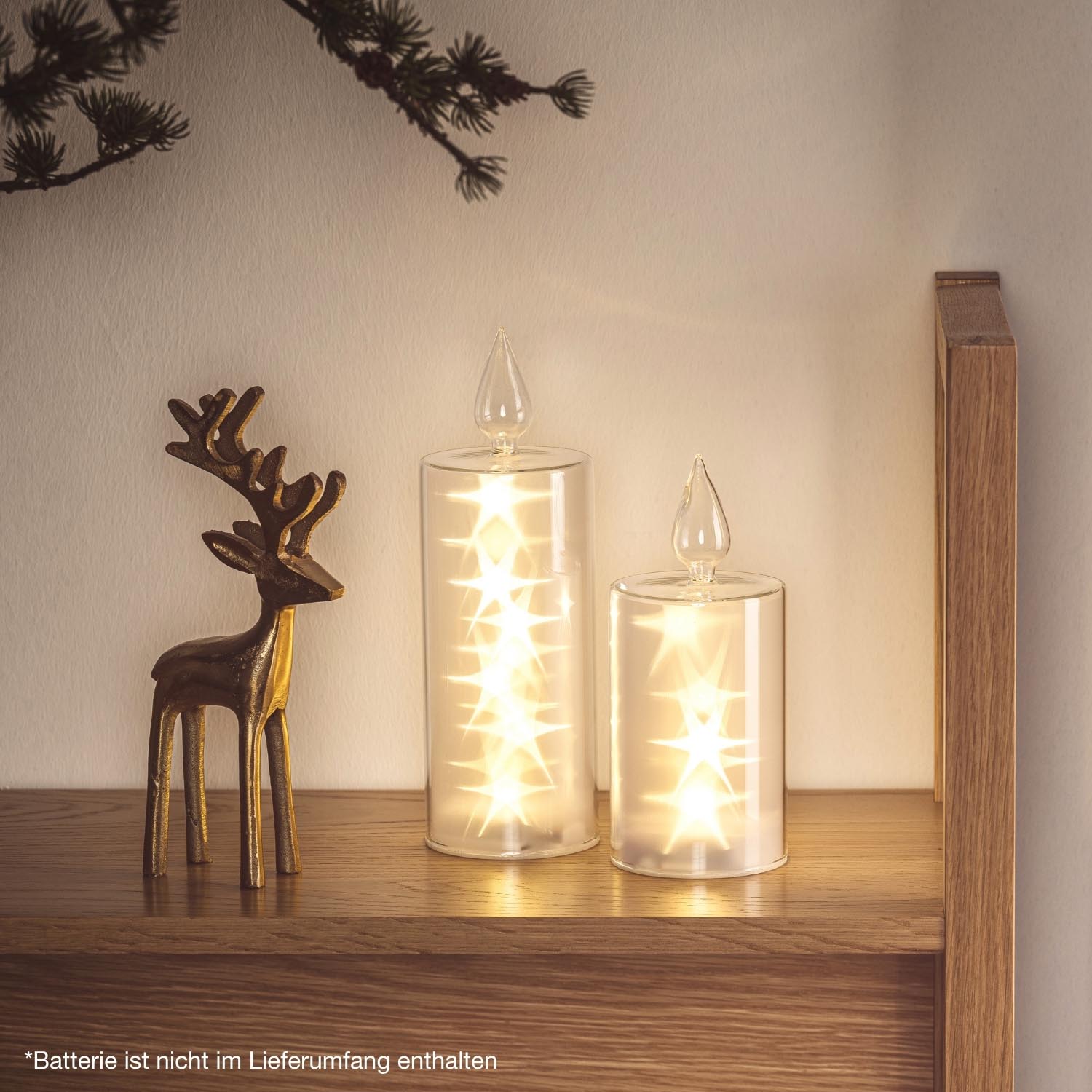 LED Kerze RIPOSO auf Holzregal mit Hirschfigur und Pflanzendeko