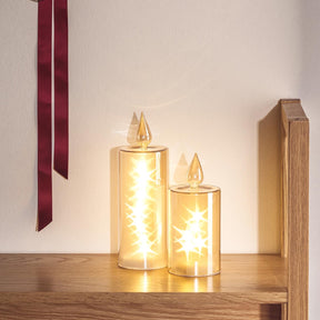 LED Kerze RIPOSO in Gold auf Holzregal neben Holzbox, mit Dekoration