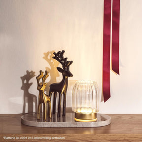 LED Vase RIPOSO mit Hirschfiguren und Holzplatte in Wohnzimmerumgebung