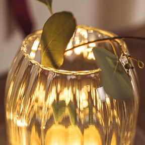 LED Vase RIPOSO mit grünem Blatt, von innen beleuchtet, auf Tisch