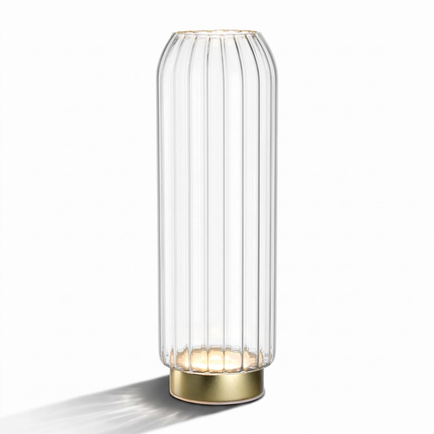 LED Vase RIPOSO mit vertikalen Rillen, goldener Sockel, auf weißem Hintergrund