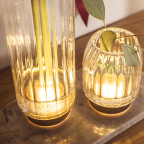 LED Vase RIPOSO mit warmweißem Licht, Eukalyptusblatt, auf Marmor Oberfläche