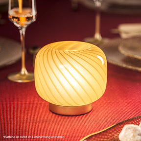 LED Lampe RIPOSO auf gedecktem Tisch mit Glas und Besteck