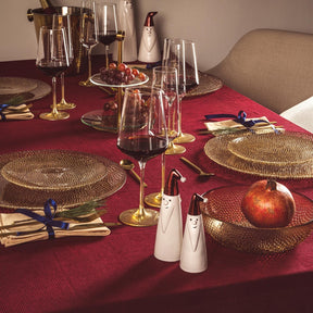 Festlich gedeckter Tisch mit weißen Weihnachtsmännern als Tischdeko