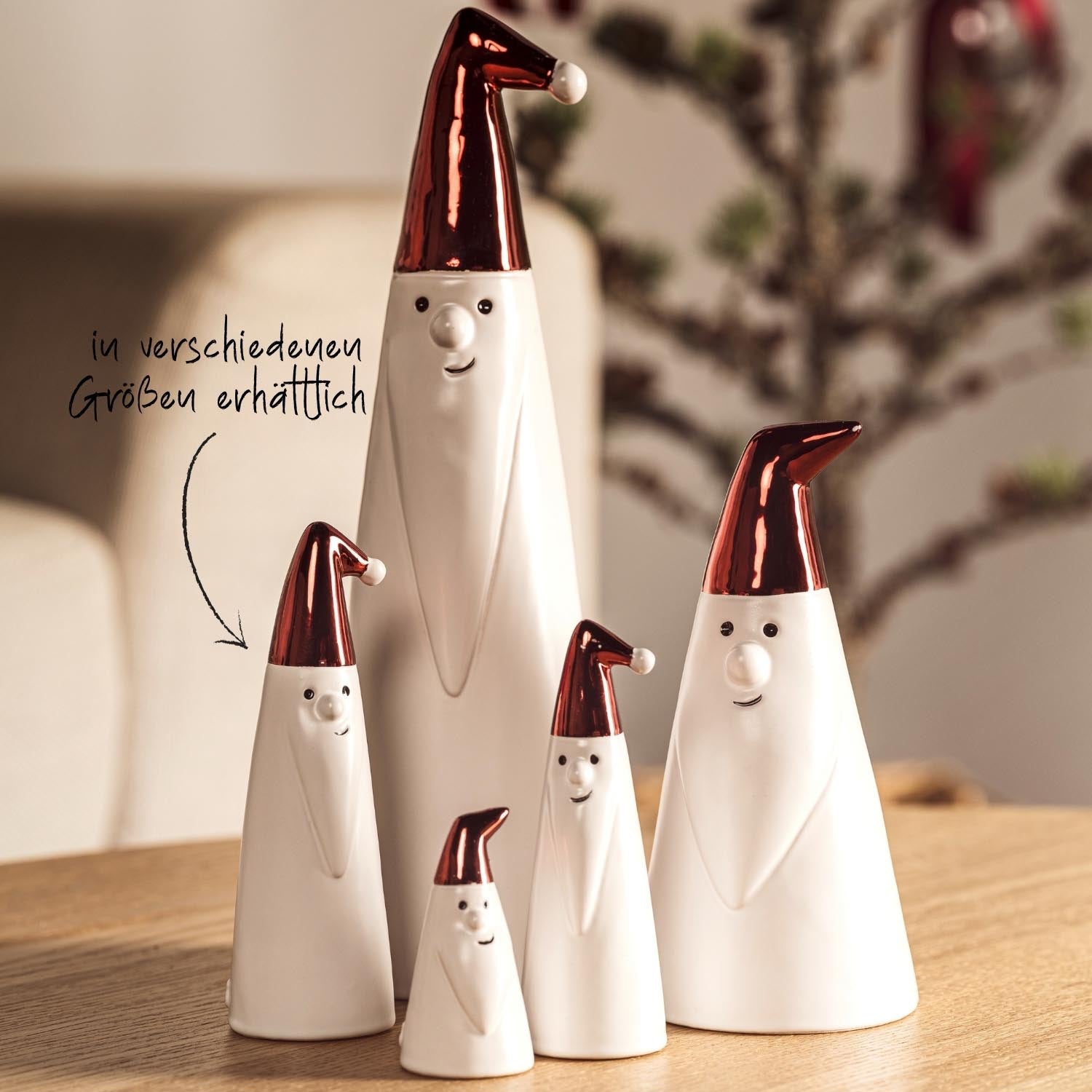 Weihnachtsmann GIANNI in verschiedenen Größen mit roten Hüten auf Holztisch