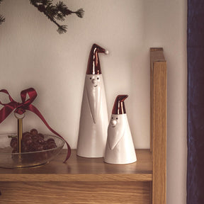 Weihnachtsmann GIANNI 18 cm in weiß auf Holzkommode mit Dekoration