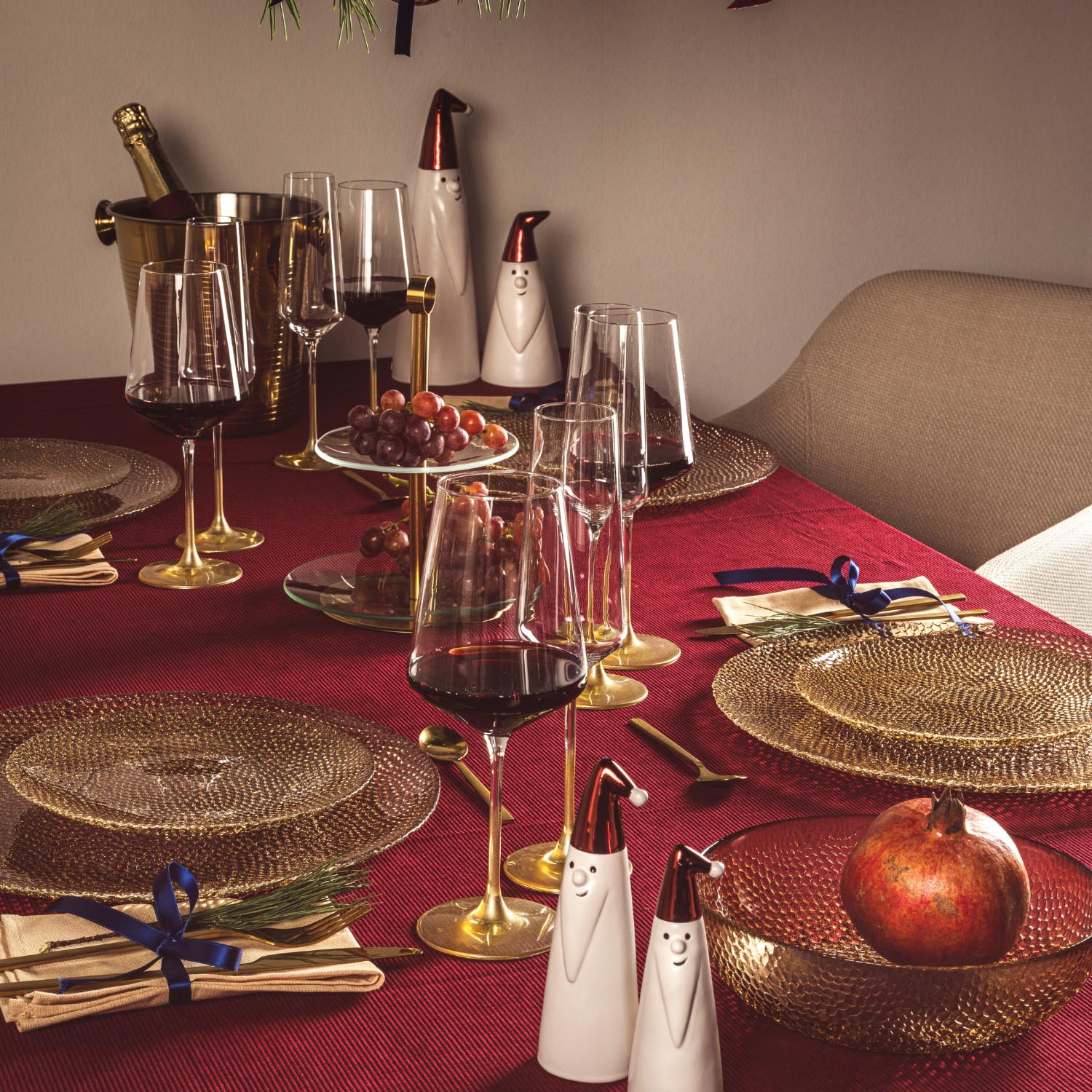 Weihnachtsmänner GIANNI auf festlich gedecktem Tisch mit Wein und Dekoration