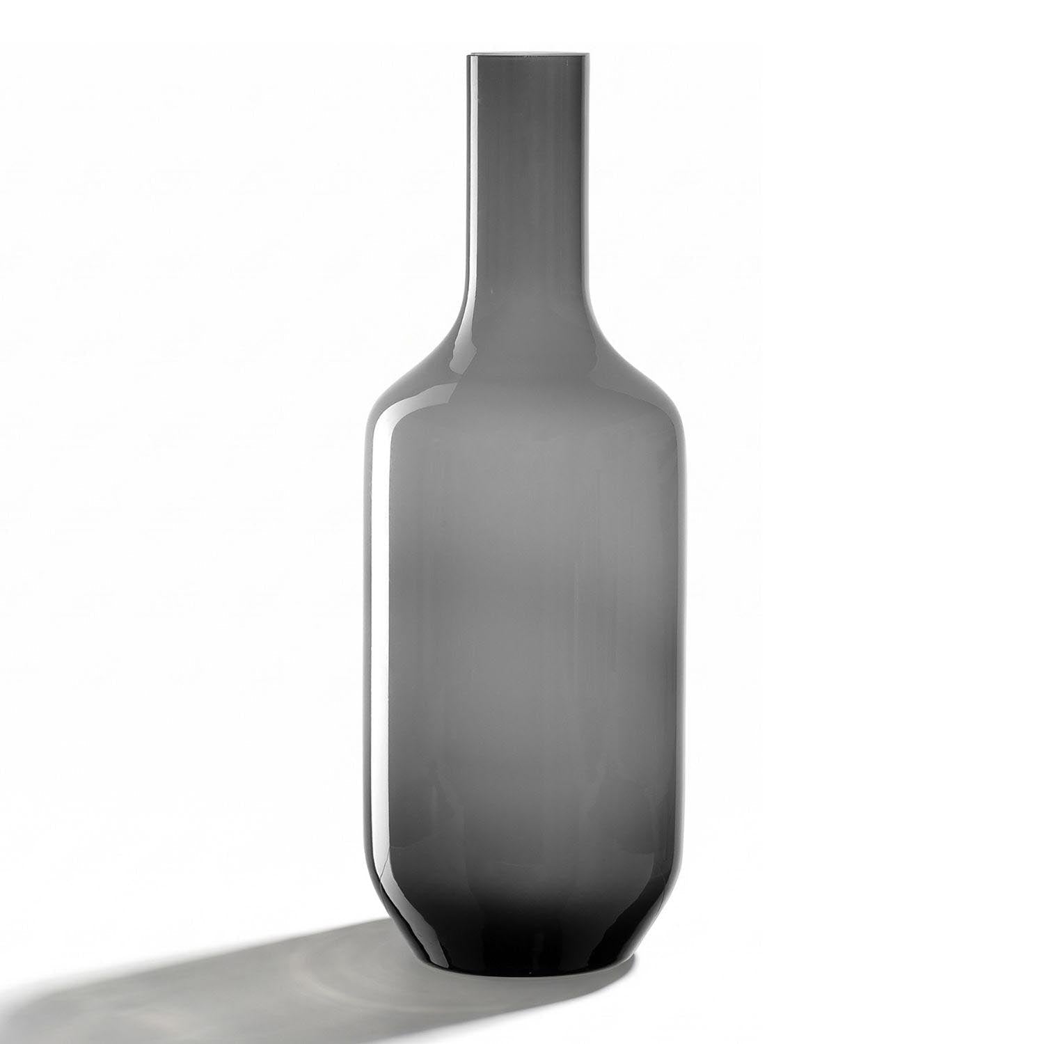 Vase MILANO 50 cm grau aus Glas vor weißem Hintergrund