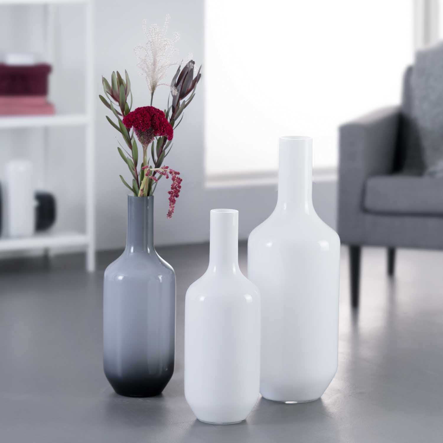 Vase MILANO 50 cm grau mit Blumen in Wohnzimmer-Setting