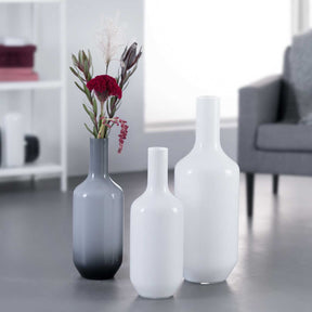 Vase MILANO in weiß mit Blumenarrangement in modernem Wohnzimmer
