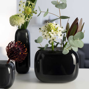Vase MILANO mit Schnittblumen und Eukalyptus auf Tisch arrangiert