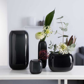 Vase MILANO mit Blumenstrauß auf weißem Regal arrangiert