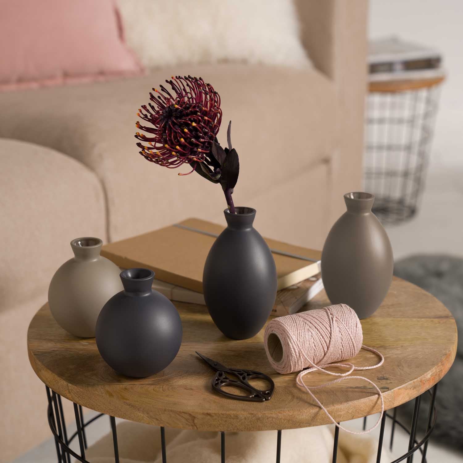 Tischvase CASOLARE 9 cm schwarz auf Holztisch in Wohnraum mit Trockenblume