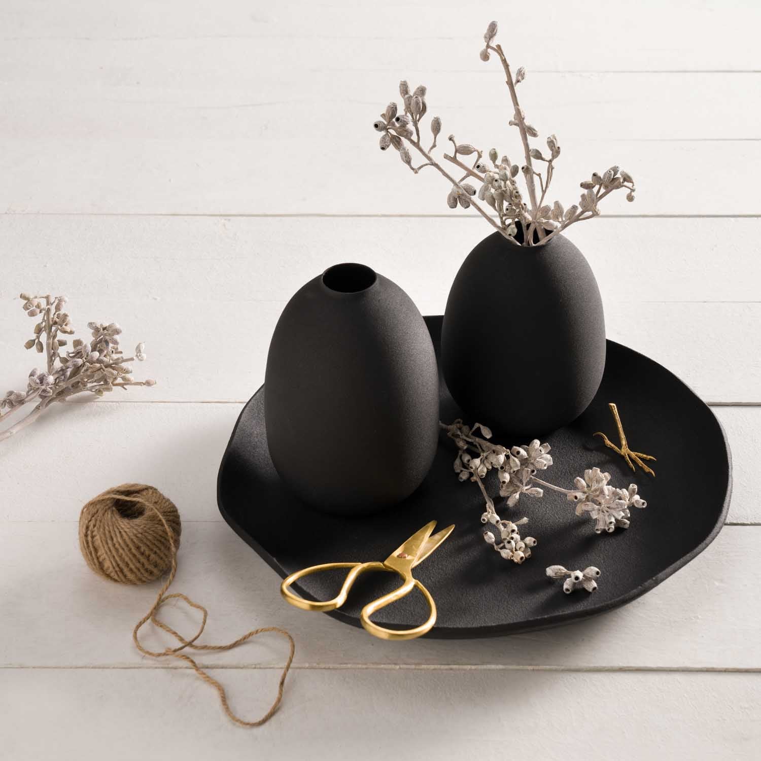 Schwarze Vasen CASOLARE auf Tablett mit Trockenblumen und Dekoaccessoires