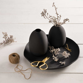 Schwarze Vasen CASOLARE auf Tablett mit Trockenblumen und Dekoaccessoires