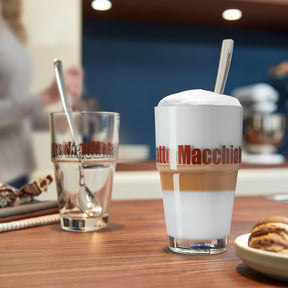 Latte Macchiatoset SOLO auf Holztisch in Café-Umgebung mit Wasser und Gebäck