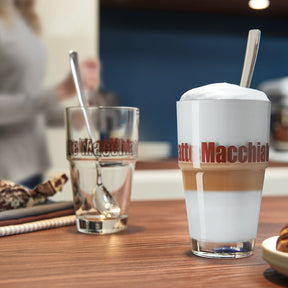 Latte Macchiatoset SOLO auf Holztisch in Kaffeehauskuellisse
