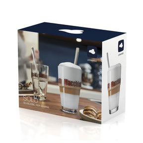 Latte Macchiatoset SOLO mit Gläsern und Strohhalmen auf Holztisch, Verpackung