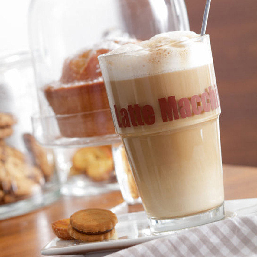 Becher SOLO mit Latte Macchiato, Gebäck und Kaffeeservice auf Tisch