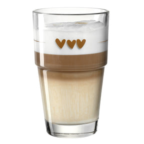 Becher SOLO mit Kaffee und Milchschaum, drei braune Herzen im Dekor